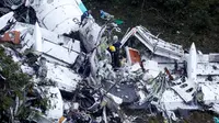 Regu penyelamat saat mencari korban diantara puing-puing pesawat  LaMia Airlines yang terjatuh di areal hutan Kolombia, (29/11/2016).  (Reuters/Fredy Builes)