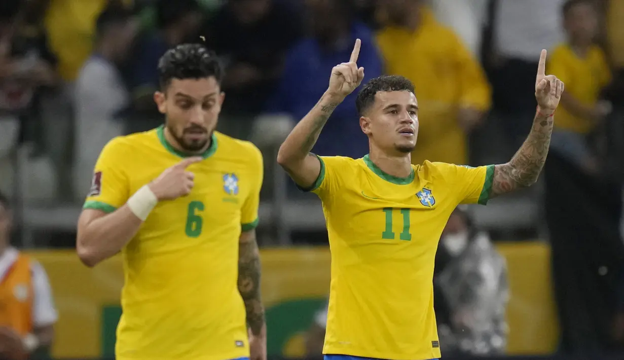 Brasil yang telah dipastikan lolos ke putaran final Piala Dunia 2022 di Qatar berhasil menang 4-0 atas Paraguay di matchday ke-15 Zona Conmebol, Rabu (2/2/2022) pagi WIB. Dua gol Tim Samba dicetak dua bintangnya di Liga Inggris, Raphinha dan Philippe Coutinho. (AP/Andre Penner)
