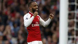 Selebrasi penyerang Arsenal Alexandre Lacazette usai mencetak gol pembuka saat pertandingan melawan Leicester City pada pertadingan Liga Inggris di  Stadion Emirates, London (11/8). (AFP/Ian Kington)