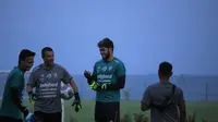 Penjaga gawang anyar Bali United Adilson Maringa (dua dari kanan) saat berbincang dengan Pelatih Kiper Bali United Marcelo Pires dan M. Ridho Djazulie di Training Center Bali United, kawasan Pantai Purnama, Gianyar, pada Kamis petang (18/5/2023). (Alit Binawan/Bola.com)