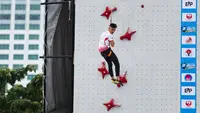 Atlet panjat tebing Indonesia, Veddriq Leonardo melakukan latihan saat Kejuaraan Dunia Panjat Tebing IFSC 2023 Jakarta nomor speed di Lot 6, Kompleks Stadion Utama Gelora Bung Karno, Jakarta, Indonesia, Sabtu (06/06/2023). (Bola.com/Bagaskara Lazuardi)