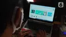 Pelanggan mengecek website tokopedia di Tangerang, Senin (4/5/2020). Tokopedia baru saja diserang hacker, yang mana menyebabkan data kredensial sekitar 91 juta akun pengguna dan 7 juta akun merchant bocor. (Liputan6.com/Angga Yuniar)