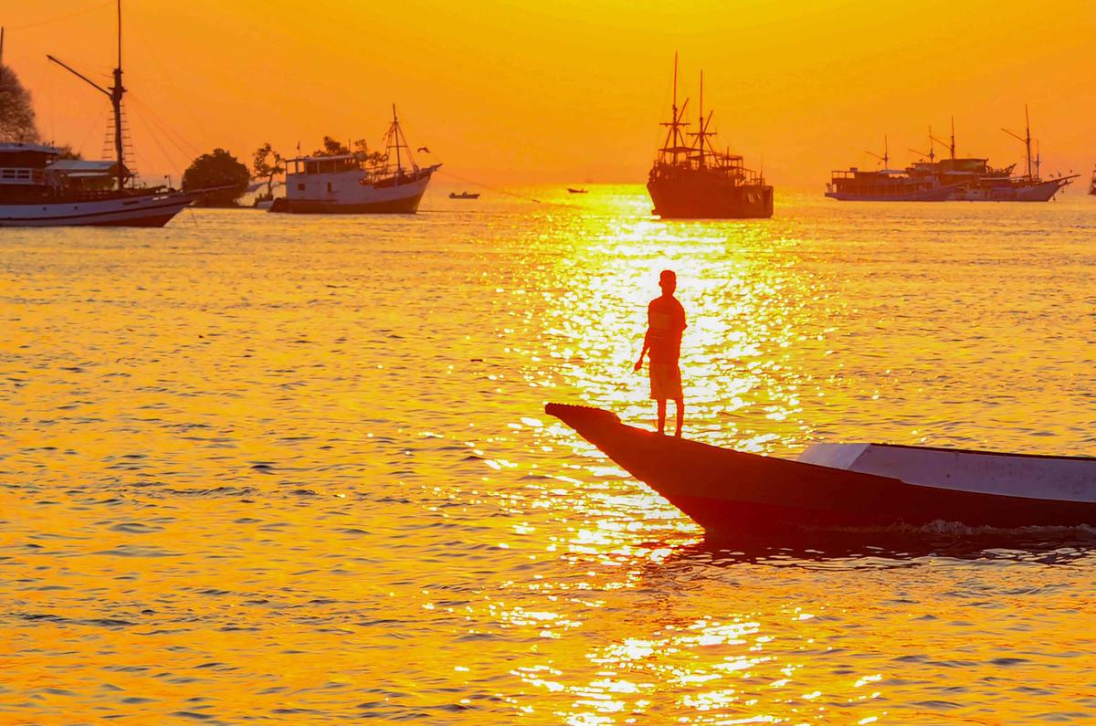 FOTO: Labuan Bajo Kota Seribu Sunset yang Menawan di Ujung Flores