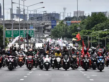 Demonstran melakukan konvoi saat berunjuk rasa di Bangkok, Thailand, Jumat (10/9/2021). Demonstran mendesak Perdana Menteri Thailand Prayut Chan-O-Cha mengundurkan diri atas penanganan pemerintah terhadap COVID-19 dan pembebasan tahanan politik. (LILLIAN SUWANRUMPHA/AFP)