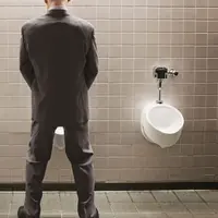 Nggak sadar, cowok ini tidur di urinoir alias tempat kencing! Hahahaha.