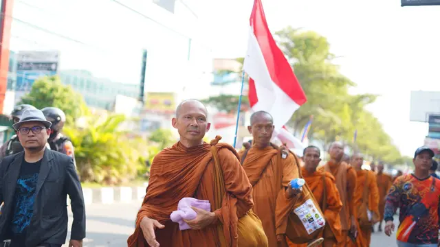 Bikkhu Tudong Tiba di Candi Borobudur, Peserta Waisak dan Wisatawan Diminta Berbaju Putih