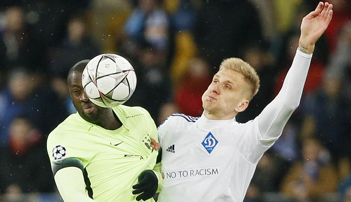 Gelandang Manchester City, Yaya Toure, berebut bola dengan pemain Dynamo Kiev, Lukasz Teodorczyk. Gol pertama City dicetak oleh Sergio Aguero melalui umpan dari Yaya Toure. (Reuters/Gleb Garanich)