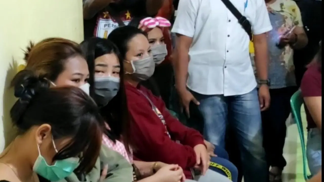 17 orang anak dibawah umur, bekerja di tempat hiburan malam kota maumere, dititipkan di Truk-F, untuk dipulangkan ke daerah masing-masing. (Liputan6.com/ Dionisius Wulubardus)