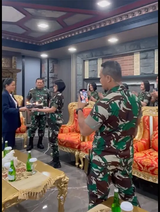 Tampak beberapa anggota TNI perempuan menyanyikan lagu Selamat Ulang tahun  yang dipopulerkan oleh Jamrud. [Instagram/marcella.zalianty]
