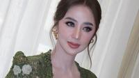 Penampilan Dewi Perssik pakai kebaya hijau zamrud di HUT ke-80 TNI. [IG: @poy.hairstylist]