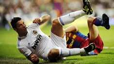 Bintang Real Madrid Cristiano Ronaldo berjibaku ketika tampil pada el clasico melawan Barcelona dalam lanjutan La Liga di Santiago Bernabeu, 16 April 2011. AFP PHOTO/PEDRO ARMESTRE