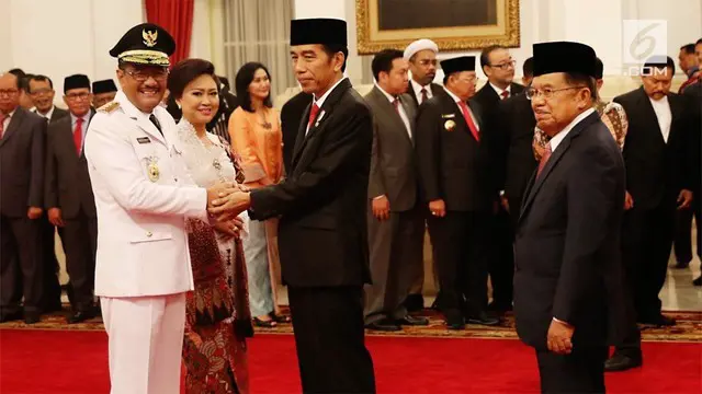 Presiden Jokowi berpesan pada Gubernur DKI Jakarta Djarot Saiful Hidayat, usai pelantikan di Istana Negara hari ini (15/06/2017).