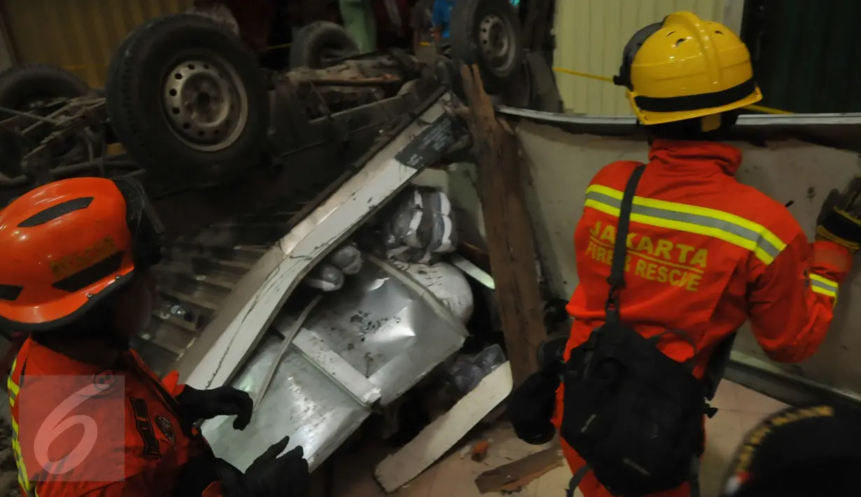 Sebuah mobil boks jatuh dari tempat parkir lantai 3 Pasar Cipulir, Kebayoran Lama, Jakarta, Selasa, (19/1/2016). Dua orang dikabarkan tewas dalam peristiwa tersebut. (Liputan6.com/Faisal R Syam)
