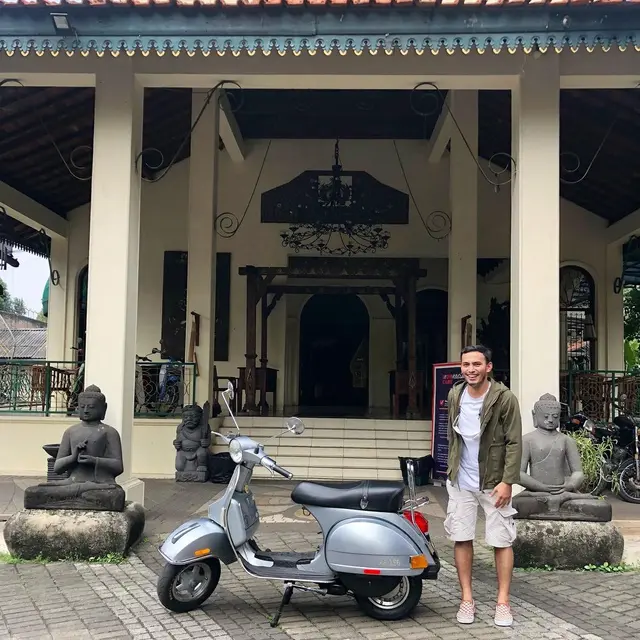 Sampai Lombok, Ini 7 Potret Rifky Alhabsyi Touring Pakai Vespa