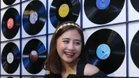 Dalam lagunya yang telah dirilis di Youtube pada 7 Februari 2020 lalu, Prilly menggandeng seorang DJ Brasil bernama Selva. Perempuan yang satu ini juga mengakui kendalanya saat membuat lagu dengan Selva. (Daniel Kampua/Fimela.com)