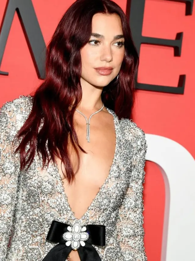 6 Potret Dua Lipa Bergaya Glamor Coquette dengan Chanel Dress, Dibuat Melebihi 1000 jam!