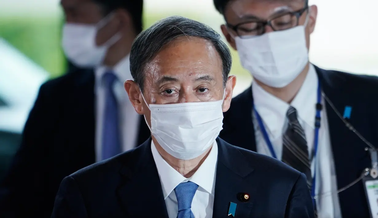 Perdana Menteri Jepang terpilih, Yoshihide Suga berjalan di kantor perdana menteri di Tokyo, Rabu (16/9/2020). Yoshihide Suga secara resmi terpilih sebagai perdana menteri Jepang dalam pemungutan suara parlemen, menggantikan Shinzo Abe yang mundur karena sakit. (AP Photo/Eugene Hoshiko)