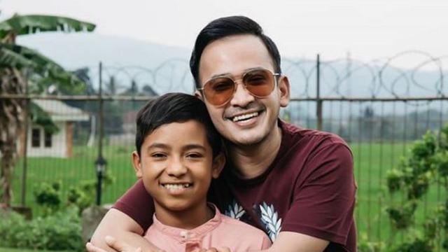 Ruben Onsu bersama anak angkatnya, Betrand Peto (Foto: Instagram/@betrandpeto)