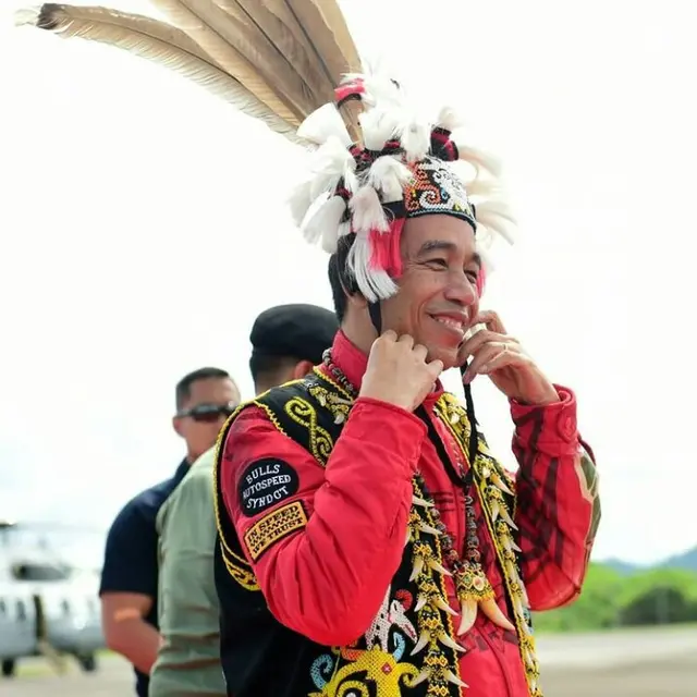 11 Gaya Jokowi Kenakan Baju Adat dari Berbagai Daerah