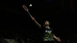 Tunggal putra Indonesia, Anthony Sinisuka Ginting, saat menghadapi tunggal China, Huang Yu Xiang, pada laga Indonesia Masters 2020 di Istora Senayan, Jakarta, Jumat (17/1). Anthony Ginting menang 21-11, 21-14 atas Huang Yu Xiang. (Bola.com/Yoppy Renato)