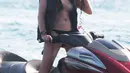 Lindsay Lohan menikmati liburannya dengan mencoba mengendarai jet sky di pantai di pulau Mykonos, Yunani (Dailymail.co.uk)