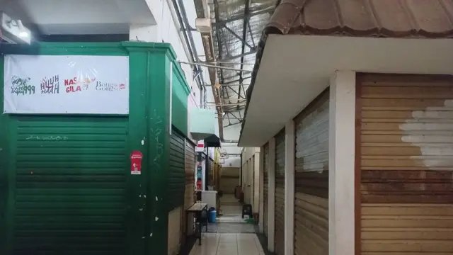 Banyak kios yang tutup di Pasar Santa, Jakarta Selatan.