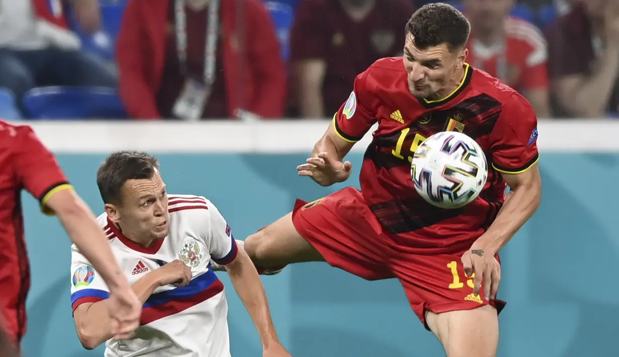 Bek timnas Belgia, Thomas Meunier dan gelandang Rusia, Denis Cheryshev berebut bola pada Matchday 1 Grup B Euro 2020 di Stadion Saint-Petersburg, Minggu (13/6/2021) dini hari WIB. Rusia berhasil mengandaskan Rusia 3-0 dengan dua gol dari Romelu Lukaku. (AP Photo/Kirill Kudryavtsev, Pool)
