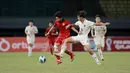 Pemain Laos U-19, Peeter Phanthavong, berusaha melewati pemain Thailand U-19 pada laga semifinal Piala AFF U-19 2022 di Stadion Patriot Candrabhaga, Bekasi, Rabu (13/7/2022). (Bola.com/M Iqbal Ichsan)