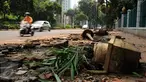 Kondisi pedestrian di sekitar Jalan Asia Afrika, Jakarta, Selasa (24/5/2016). Pasca pembongkaran lapak pedagang tanaman pekan lalu, sisa sisa pembongkaran masih terlihat dan membuat kondisi trotoar terlihat berantakan. (Liputan6.com/Helmi Fithriansyah)
