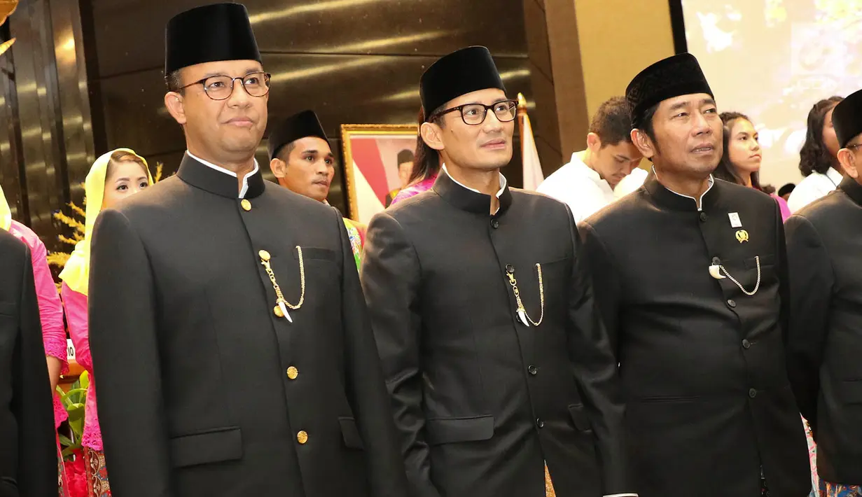 Gubernur dan Wakil Gubernur DKI Jakarta Anies Baswedan (kiri) dan Sandiaga Uno (tengah) foto bersama Pimpinan DPRD DKI Jakarta Abraham Lunggana atau Haji Lulung saat menggelar rapat istimewa di Jakarta, Jumat (22/6). (Liputan6.com/Immanuel Antonius)