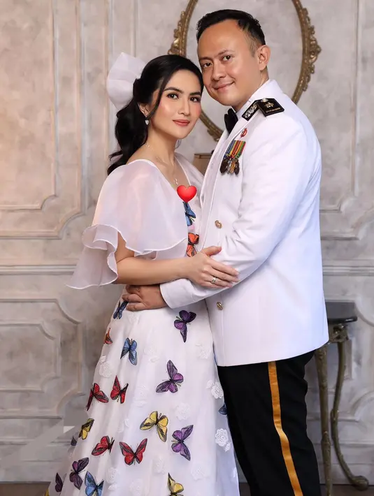 Kadek menikah dengan Perwira Polisi bernama Dewa Yoga pada 1 September 2015 silam. Setelah menikah, pemeran dalam sinetron Senandung Masa Puber itu fokus mendampingi suami. [Instagram/kddevie]