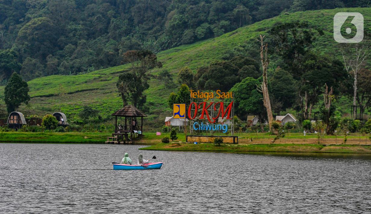 Pengunjung beraktifitas pada Telaga Saat atau dikenal KM 0 Ciliwung di kawasan Puncak, Bogor, Sabtu (1/6/2024). (merdeka.com/Arie Basuki)