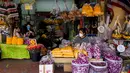 Pedagang menyiapkan bunga menjelang Loy Krathong di pasar bunga Pak Khlong Talat, Bangkok, Kamis (18/11/2021). Bulan November ini Thailand akan mengadakan festival Loy Krathong di mana warga akan menghanyutkan keranjang berisi bunga dan lilin di sungai, kolam atau danau. (Jack TAYLOR/AFP)