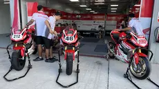 Sebagai salah satu tim andalan di Asia Road Racing Championship (AARC) 2023, Astra Honda Racing Team (AHRT) yang diperkuat para pembalap muda bertalenta, tentu selalu menginginkan hasil terbaik bagi para pembalapnya. Peran mekanik tentu menjadi krusial dalam membuat settingan motor ideal dalam setiap balapan. Seperti pada hari kedua AARC 2023 di Sirkuit Mandalika, Sabtu (12/8/2023) para mekanik di paddock Astra Honda Racing Team tampak sibuk mempersiapkan setelan terbaik untuk motor para pembalapnya. (Bola.com/Iqri Widya)