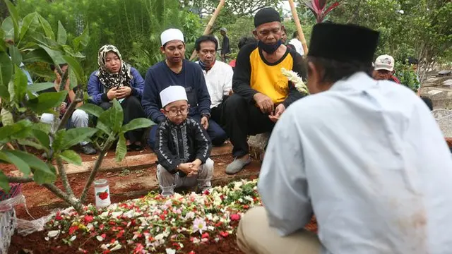 Meninggal Karena Stroke, Ini 7 Potret Haru Daus Mini di Pusara Ayahnya