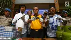Kapolres Tangerang Selatan AKBP Ferdy Irawan (tengah) bersama jajarannya memperlihatkan barang bukti sejumlah senjata saat gelar perkara kasus pembobolan toko di Polsek Pamulang, Jumat (19/10). Pembobolan terjadi pada subuh tadi. (Merdeka.com/Arie Basuki)