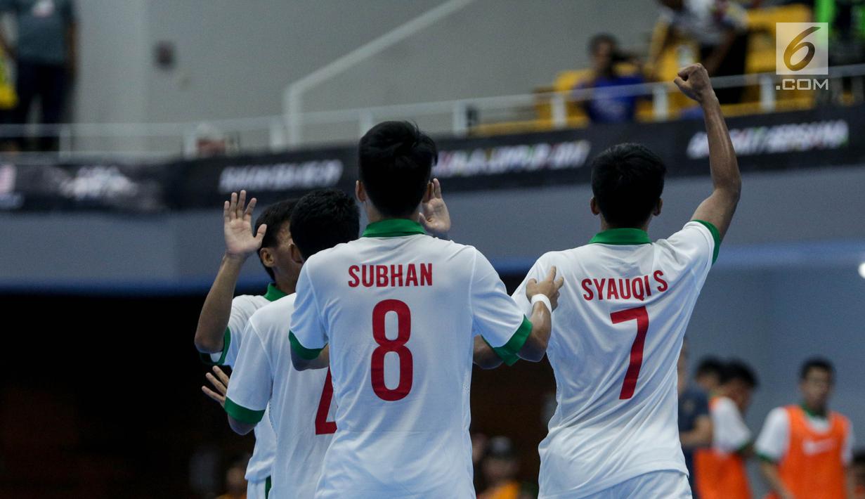Pemain timnas futsal Indonesia Syauqi Saud (kanan) melakaukan selebrasi usai mencetak gol ke gawang Vietnam pada laga ketiga futsal SEA Games 2017 di Shah Alam, Malaysia, (25/8). Timnas futsal Indonesia kalah dengan skor 1-4. (Liputan6.com/Faizal Fanani)
