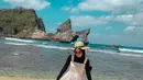 Mengenakan dalaman hitam lengan panjang tanpa motif plus hijab warna senada yang dipadu dengan terusan turangga tanpa lengan, Putri Delina makin modis berkat kacamata hitam. Mempercantik penampilannya di Pantai Atuh, pesohor dengan 3 jutaan pengikut di Instagram ini pakai topi bundar beraksen pita hitam berikut garis tepi yang mengitari topi. (Foto: Dok. Instagram @putridelinaa)
