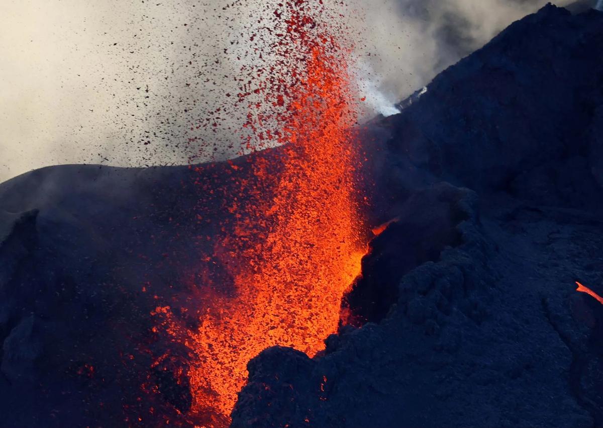 FOTO: Semburan Lava Pijar Warnai Erupsi Piton de la Fournais