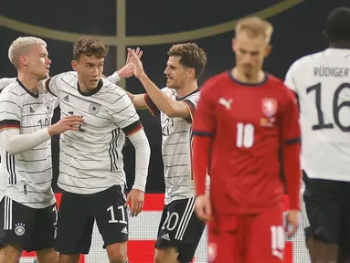 Pemain Jerman merayakan gol yang dicetak Gian-Luca Waldschmidt ke gawang Republik Ceko pada laga uji coba di RB Arena, Kamis (12/11/2020) dini hari WIB. Jerman menang 1-0 atas Republik Ceko. (AFP/Odd Andersen)