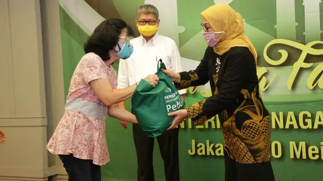 Menaker Ida Bagikan 6.250 Paket Sembako Bagi Serikat Pekerja/Buruh