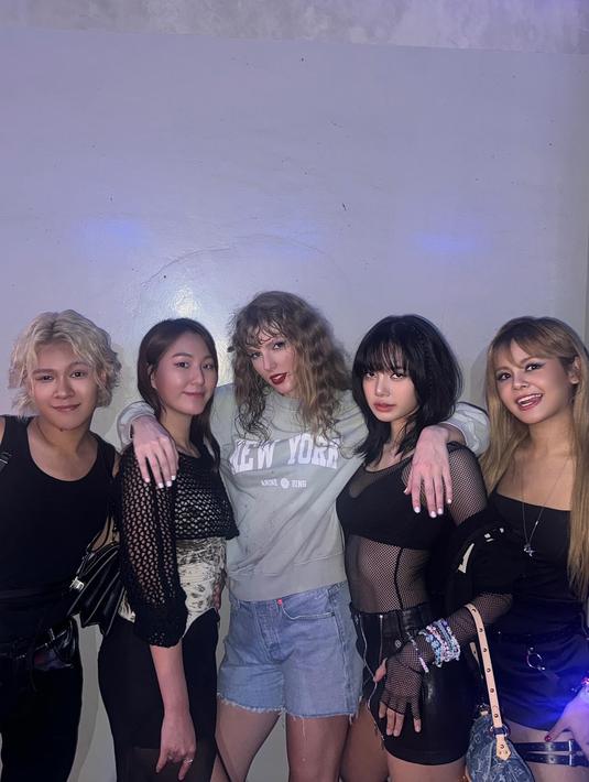 Di foto lainnya, tampak Taylor berpose bersama Lisa dan tiga temannya. “Senang sekali di The Eras Tour! Penampilan luar biasa💘 @taylorswift,” tulis Lisa dalam keterangan fotonya. (Foto: Instagram/ lalalalisa_m)