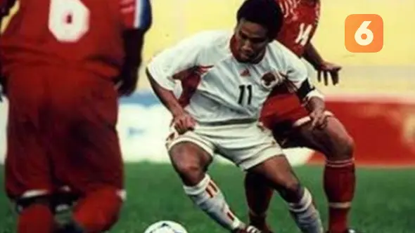 Bima Sakti, saat berduel dengan salah satu pemain Thailand di Piala Tiger 1998. (Bola.com/Dok. AFF)