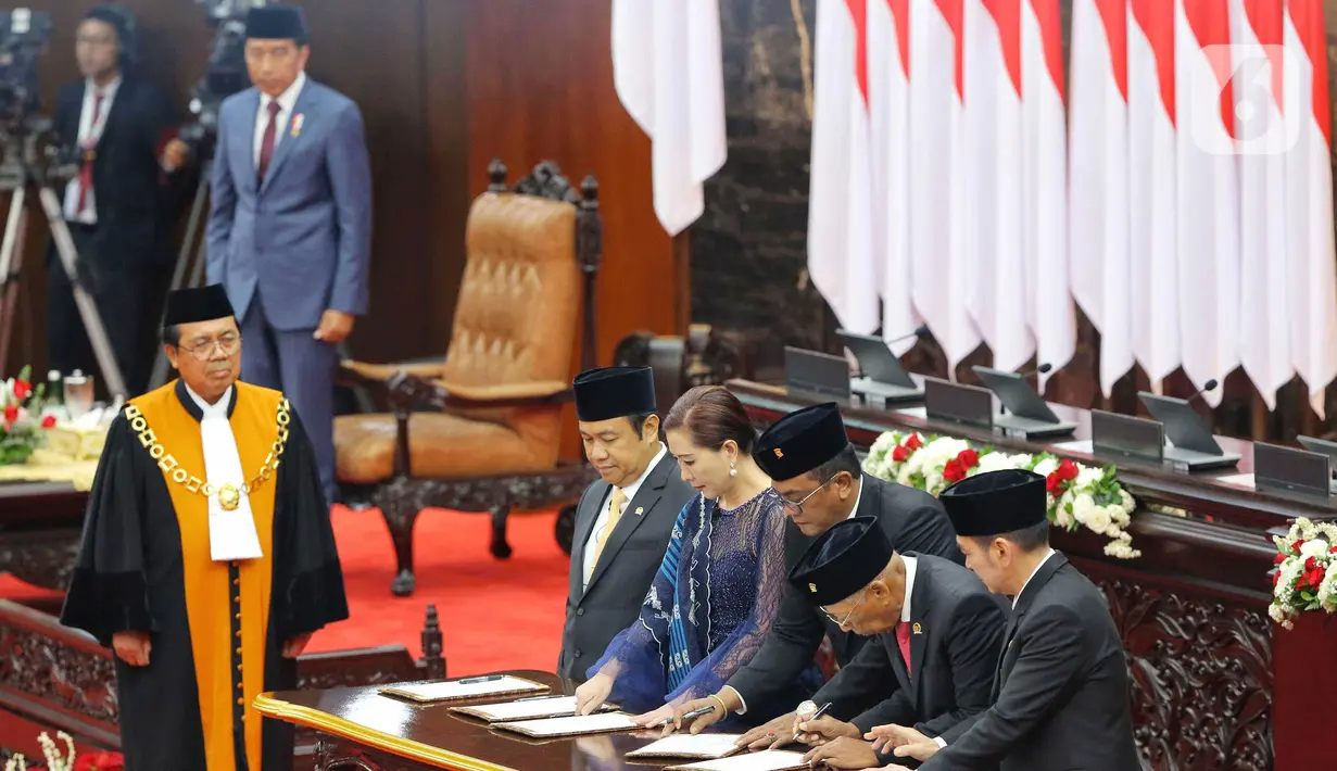 Pengucapan sumpah janji anggota DPR terpilih secara bersama-sama dipandu oleh Ketua Mahkamah Agung (MA) Muhammad Syarifuddin. (Liputan6.com/Angga Yuniar)