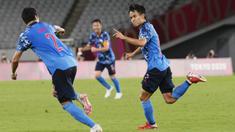 Takefusa Kubo - Tampil di negaranya sendiri Kubo benar-benar menunjukkan sinarnya di ajang Olimpiade 2020. Wonderkid Real Madrid itu tampil spartan dan sanggup membuat frustasi pemain bertahan lawan. (Foto: AP/Shuji Kajiyama)