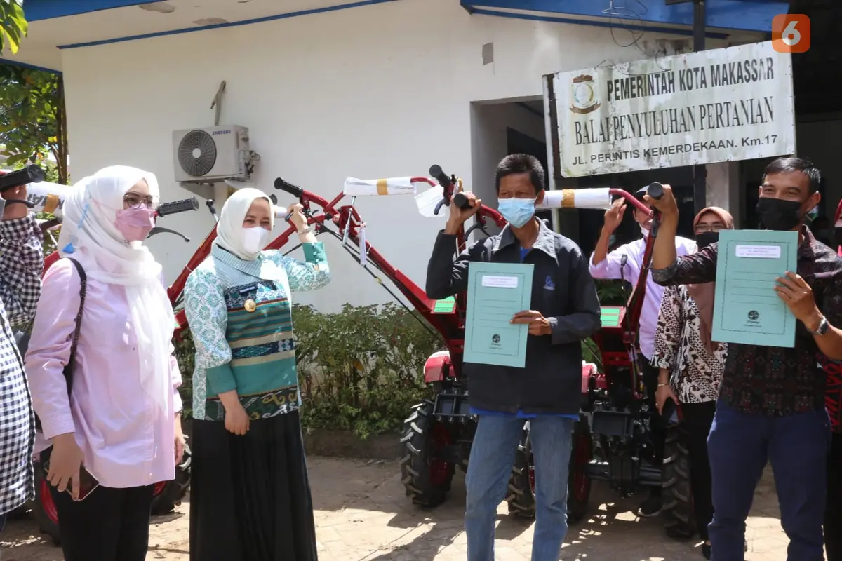 Waki Wali Kota Makassar Fatmawati Rusdi serahkan bantuan alat pertanian (Liputan6.com/Fauzan)