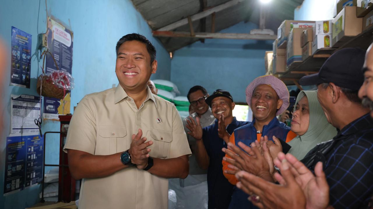 Wamentan Sudaryono sidak ke salah satu kios pupuk di Desa Pagentan, Kecamatan Singosari, Kabupaten Malang, Jawa Timur