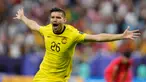 Pemain Malaysia Romel Morales melakukan selebrasi setelah mencetak gol ke gawang Korea Selatan pada pertandingan sepak bola Grup E Piala Asia di Stadion Al Janoub, Al Wakrah, Qatar, Kamis (25/1/2024). Pertandingan berakhir imbang 3-3. (AP Photo/Thanassis Stavrakis)