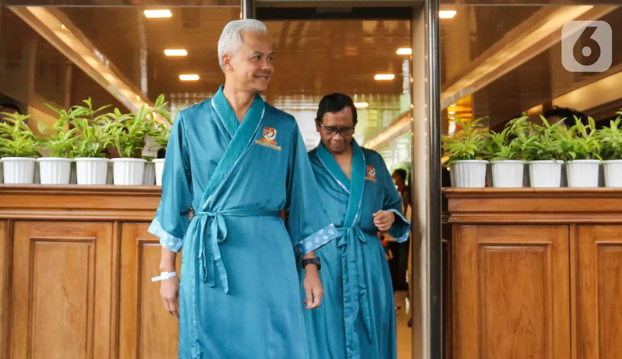 Bakal pasangan capres-cawapres itu kemudian langsung masuk ke dalam untuk berganti pakaian yang digunakan dalam menjalani pemeriksaan kesehatan. (Liputan6.com/Herman Zakharia)