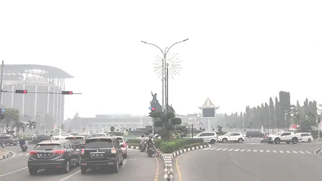 Suasana Kota Pekanbaru yang sudah satu pekan lebih diselimuti kabut asap hasil kebakaran hutan dan lahan.